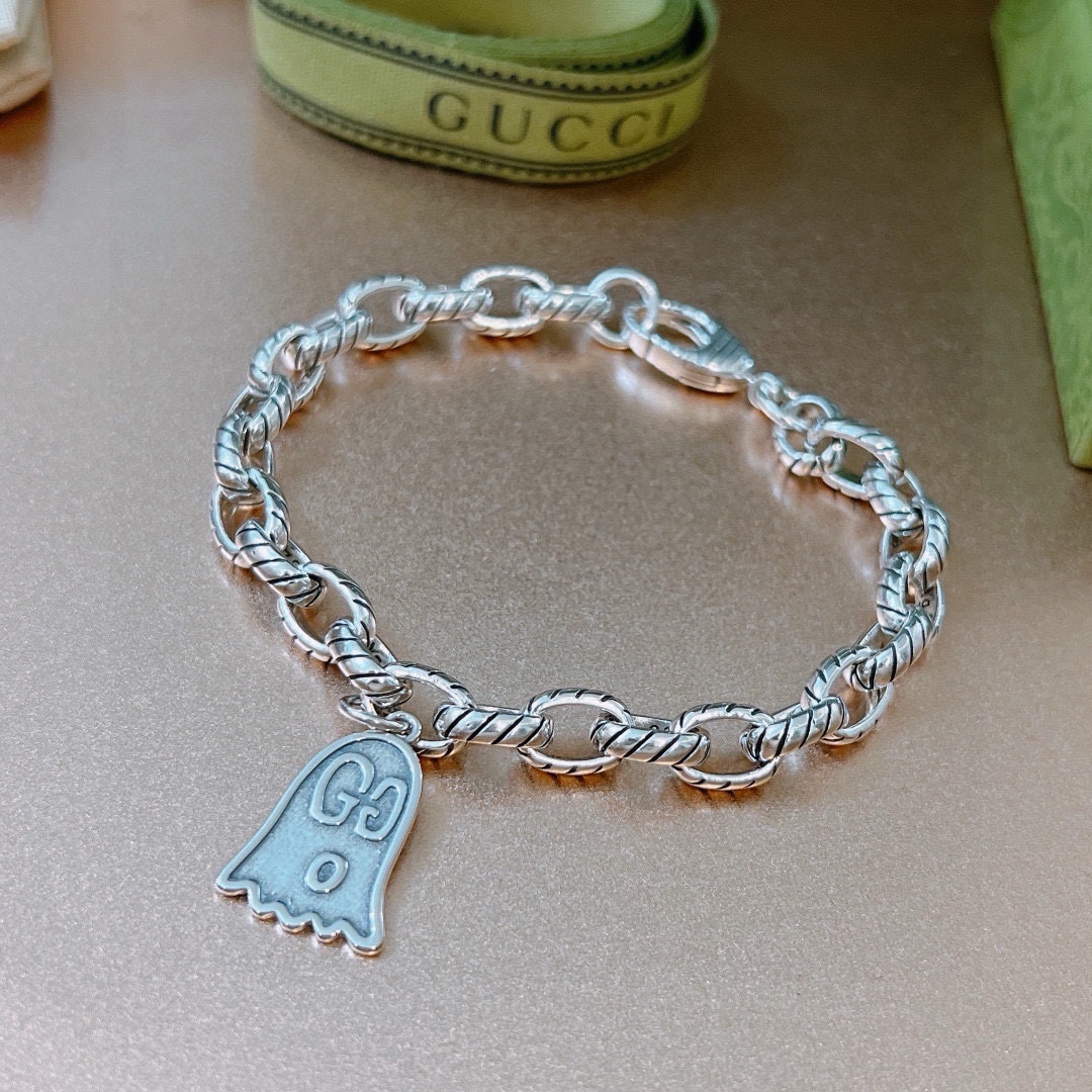 NO:108532,Comment. Gucci's latest release. Recommended series of Gucci's latest classic styles. The exquisite and texture are absolutely top-notch feels. Just take a look and you can understand the original logo. Super nice. The best choice for matching clothes. The number of essential artifacts for men and women is: 16.17.18.19.20.21.22CM. It looks low-key, luxurious and connotative, and has fine jewelry, gucci, gucci, bracelet19860909批. 古驰最新出炉 推荐系列Gucci古驰手链最新款的经典款 精致无论款式 质感 都是绝对的顶尖feel 只要看一眼就懂了原版logo 超 nice 搭配衣服最佳的选择,男女同款必备神器码数:16.17.18.19.20.21.22CM 显低调奢华有内涵,饰品精品,gucci,gucci,bracelet,Jewelry