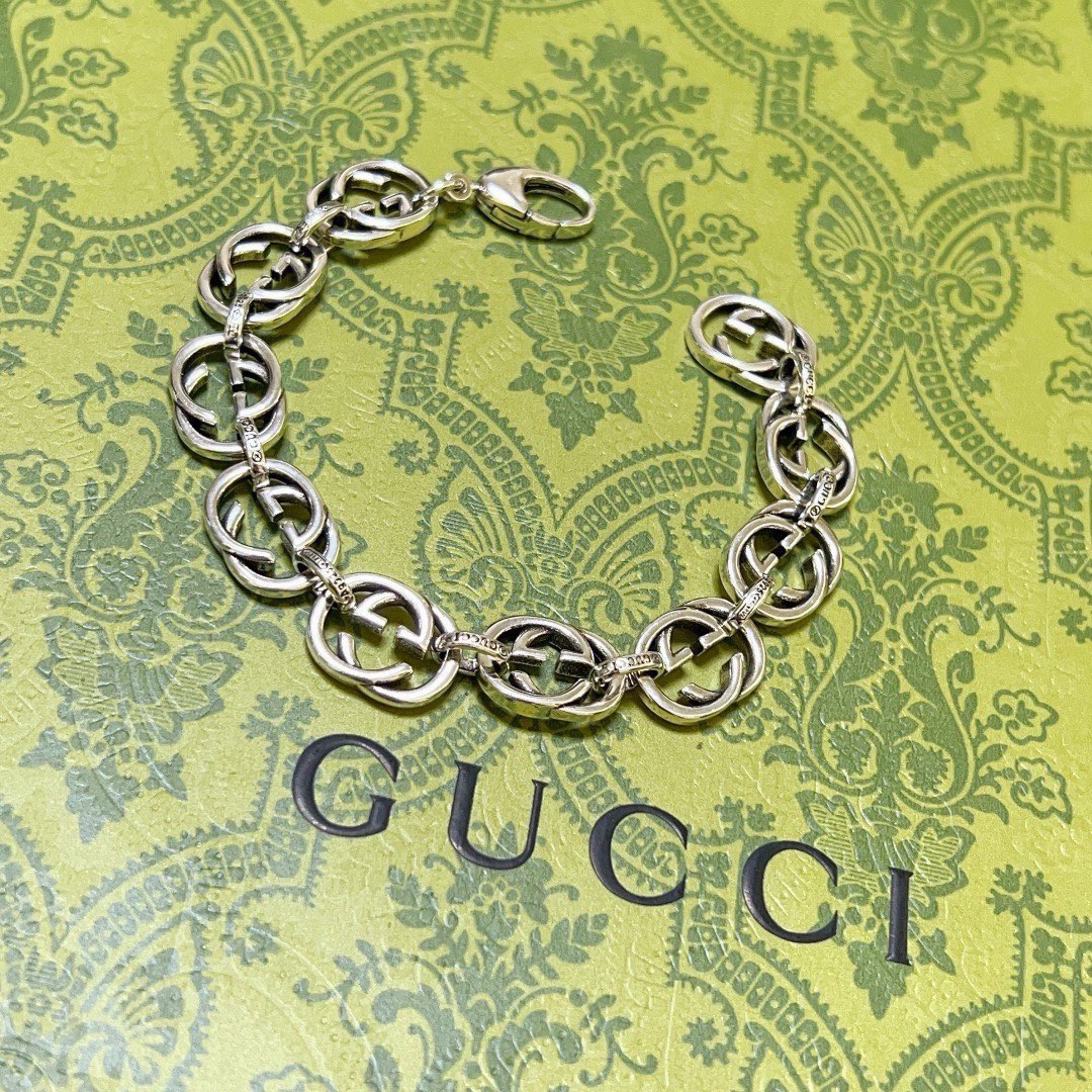 NO:108516,Comment Gucci bracelet luxury bracelets for men and women. The latest model full bracelet has higher grade. Stars and the same style. Anger Forest series double g retro Gucci bracelet. Size: 16-24 cm. Details are used to treat the version. Non-market bright style. This model is always available on the market. Gucci is popular in the hot-selling model. Very easy to match clothes, fine accessories, gucci, bracelet19860909批 古驰手链奢华手串 男女同款 最新款全件手链档次更高明星同款Anger Forest系列双g复古古驰手链 尺寸:16-24厘米 细节对版做旧处理 非市面亮面版型 非市面普通做这款一直在出 古驰里面热卖款 非常好搭配衣服,饰品精品,gucci,bracelet,Jewelry