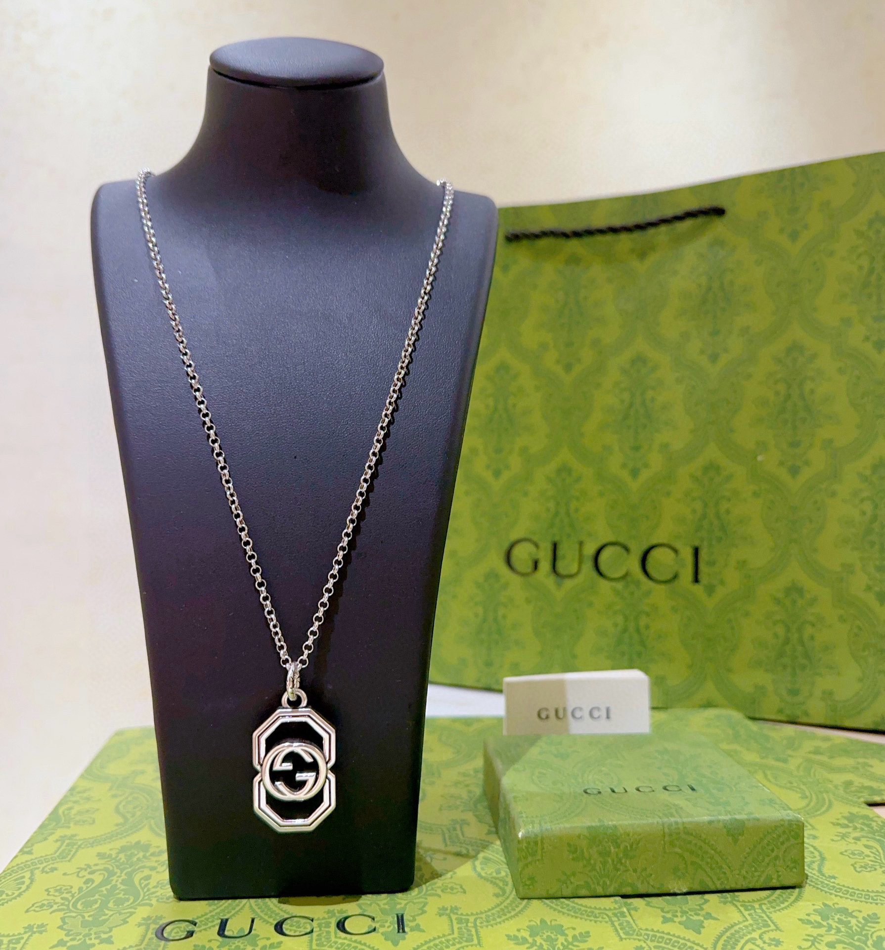 NO:108445,The first release of new products will not be released. The first choice for Douyin Internet celebrities. The latest model of Gucci necklace is higher in chain grade. The same style of Anger Forest series double g design concept. Retro classic series pendant Gucci necklace makes high-end clothes more elegant and more brand-name and personality when going out. Details are used to treat the version. Non-market glossy style. This model has been released. Gucci is very good at matching. Premium accessories, gucci, necklace19860909批  新品首发不爆不发 抖音带货网红首选 古驰项链最新款链条档次更高明星同款Anger Forest系列双g设计理念复古经典系列吊坠古驰项链 让高档的衣服搭配更有气质 出去更有牌面和个性 细节对版做旧处理 非市面亮面版型 这款一直在出 古驰里面热卖款 非常好搭配,饰品精品,gucci,necklace,Jewelry