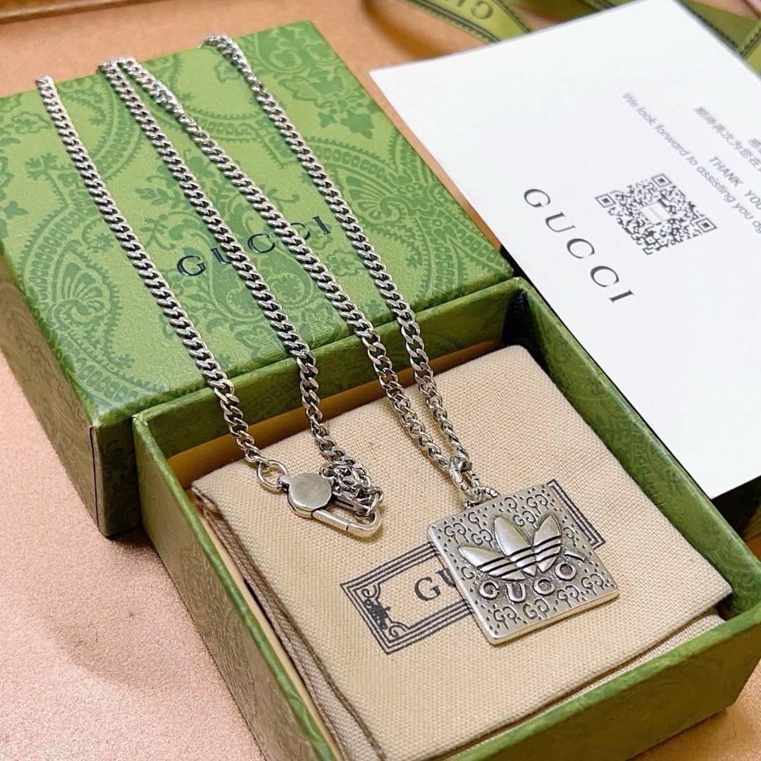 NO:108447,No explosion or release, the first choice for Xiaohongshu Douyin sales platform promotion Gucci necklace latest style trifolium co-branded, the chain is higher, the same style as star Anger Forest series double G design concept retro necklace, making high-end clothes more elegant, and more brand-name and personality when going out, details are used to treat the version, non-market bright style This model has been released. Gucci is very good to match, fine jewelry, gucci, necklace19860909批  不爆不发 小红书抖音带货平台推广首选 古驰项链最新款三叶草联名 链条档次更高明星同款Anger Forest系列双g设计理念复古项链 让高档的衣服搭配更有气质 出去更有牌面和个性 细节对版做旧处理 非市面亮面版型 这款一直在出 古驰里面热卖款 非常好搭配,饰品精品,gucci,necklace,Jewelry