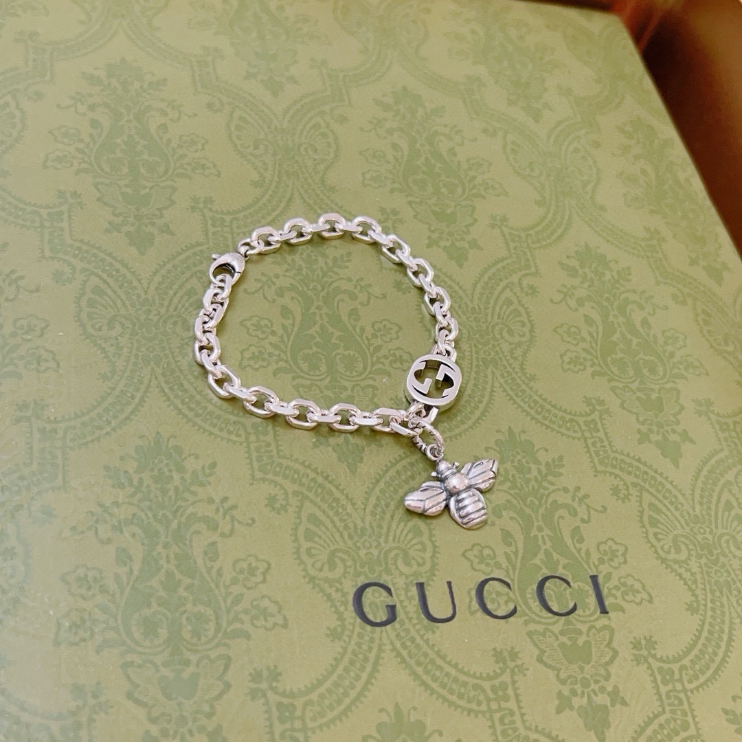 NO:108451,. The latest release of Gucci Gucci bracelets. The latest classic style is exquisite, regardless of style or texture. You can understand the original logo at a glance. Super nice. The best choice for matching clothes. It is a must-have artifact for men and women. The number of codes is 18.20.22 cm, jewelry quality, gucci, gucci, bracelet19860909批. 最新出炉 Gucci古驰手链最新款的经典款 精致无论款式 质感 都是绝对的顶尖feel 只要看一眼就懂了原版logo 超 nice 搭配衣服最佳的选择,男女同款必备神器 码数18.20.22厘米,饰品精品,gucci,gucci,bracelet,Jewelry