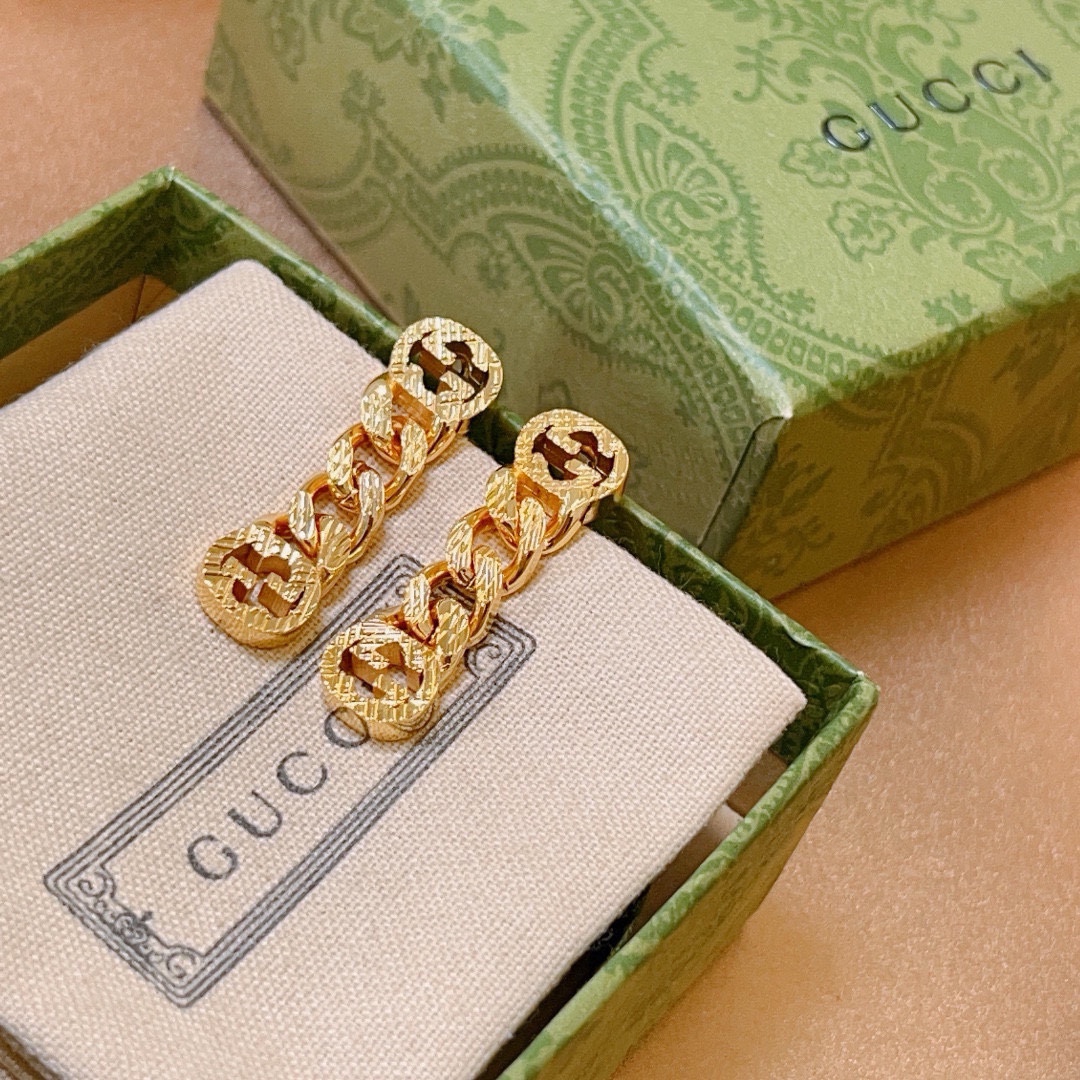 NO:108453,The first release of new products will not be released. The first choice for online celebrities in Douyin’s sales. The latest model of Gucci earrings is higher in grade. The same style as Anger Forest series double G design concept. Retro classic series Gucci earrings make high-end clothes more elegant and more brand-name and personality when going out. Details are used to treat the version. Non-market bright style. This model has been released. Gucci is very good at matching. Premium accessories, gucci19860909批  新品首发不爆不发 抖音带货网红首选 古驰耳钉最新款档次更高明星同款Anger Forest系列双g设计理念复古经典系列古驰耳钉 让高档的衣服搭配更有气质 出去更有牌面和个性 细节对版做旧处理 非市面亮面版型 这款一直在出 古驰里面热卖款 非常好搭配,饰品精品,gucci,Jewelry