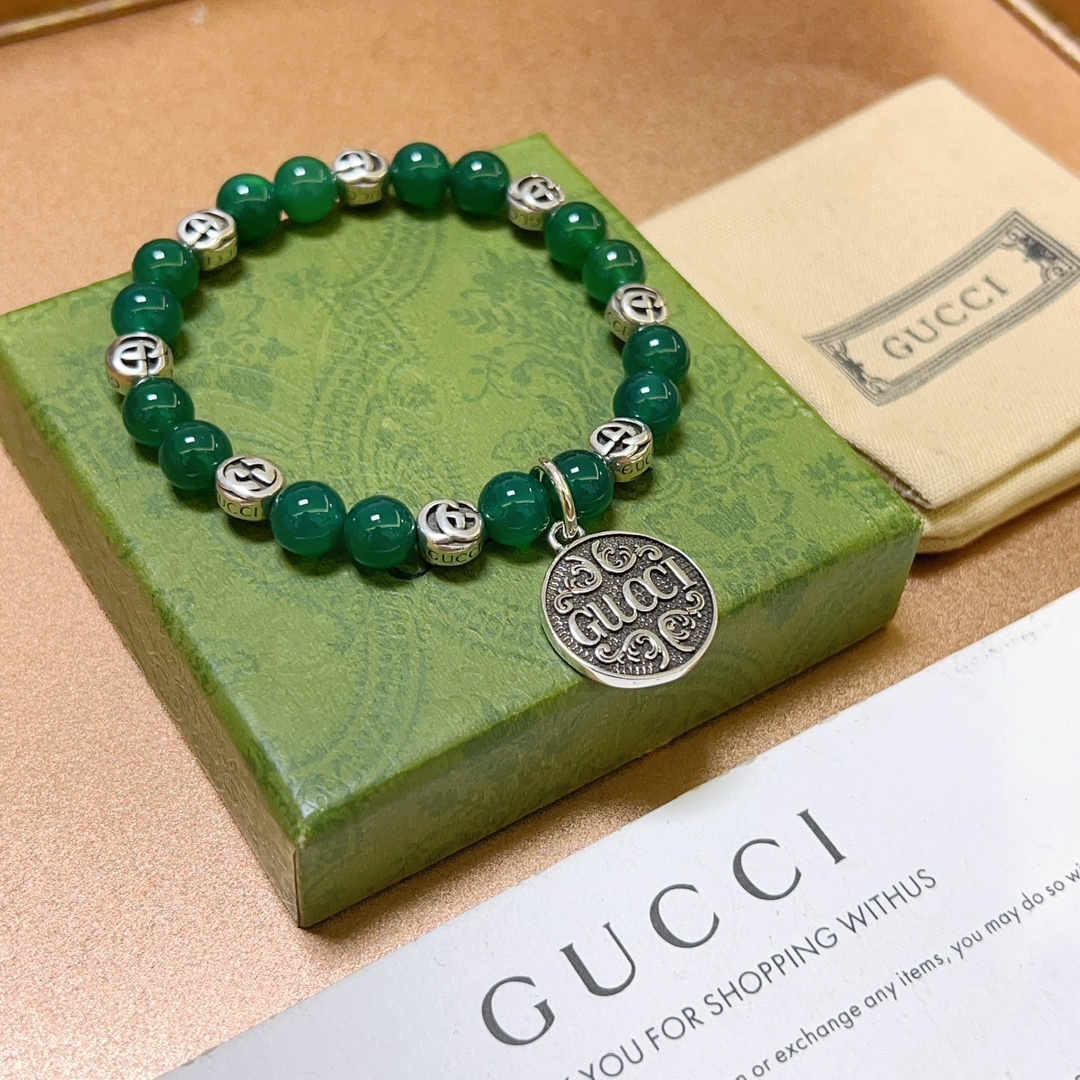 NO:108450,Batch New products released Gucci bracelets for men and women. The latest green agate stone bracelets have higher grades. Stars have the same style. Anger Forest series double g bracelets. Size: 16-24 cm. Details are used to treat the old version. Non-market bright version. This one is always being made on the market. Gucci is popular in the hot-selling style. Very easy to match clothes, fine accessories, gucci, bracelet19860909批 新品发布古驰手链男女同款 最新款绿玛瑙石手链档次更高明星同款Anger Forest系列双g手链 尺寸:16-24厘米 细节对版做旧处理 非市面亮面版型 非市面普通做这款一直在出 古驰里面热卖款 非常好搭配衣服,饰品精品,gucci,bracelet,Jewelry