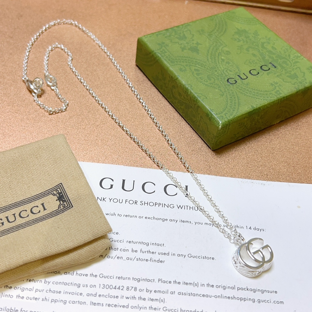 NO:108458,The first release of new products will not be released. The first choice for Douyin Internet celebrities. The latest model of Gucci necklace is higher in chain grade. The same style of Anger Forest series double g design concept. Retro classic series pendant Gucci necklace makes high-end clothes more elegant and more brand-name and personality when going out. Details are used to treat the version. Non-market glossy style. This model has been released. Gucci is very good at matching. Premium accessories, gucci, necklace19860909批  新品首发不爆不发 抖音带货网红首选 古驰项链最新款链条档次更高明星同款Anger Forest系列双g设计理念复古经典系列吊坠古驰项链 让高档的衣服搭配更有气质 出去更有牌面和个性 细节对版做旧处理 非市面亮面版型 这款一直在出 古驰里面热卖款 非常好搭配,饰品精品,gucci,necklace,Jewelry