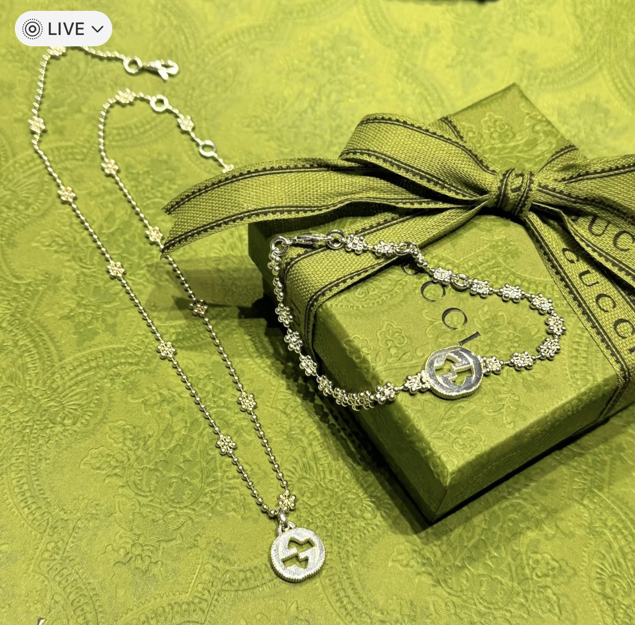 NO:108463,The latest model of Gucci necklace is higher in chain grade, star-like Anger Forest series double G classic snowflake Gucci series silver necklace, details are used to treat the version, non-market bright style, this model has been released, Gucci is popular in it, very easy to match with trendy clothes, jewelry quality, gucci, necklace19860909批古驰项链最新款链条档次更高明星同款Anger Forest系列双G经典款雪花古驰系列银项链 细节对版做旧处理 非市面亮面版型 这款一直在出 古驰里面热卖款 非常好搭配潮流衣服,饰品精品,gucci,necklace,Jewelry