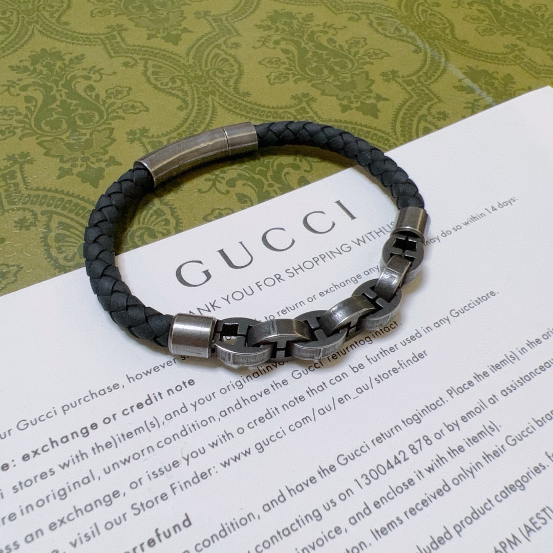 NO:108479,The latest model of Gucci bracelet bracelet is purely handmade, cowhide leather material is higher grade, star style Anger Forest series dual G classic series retro silver bracelet, details are used to treat the version, non-market bright style, this model has been released, Gucci is popular in it, very easy to match with trendy clothes, jewelry quality, gucci, bracelet, cowhide19860909批古驰手绳手环最新款纯手工头层牛皮材质档次更高明星同款Anger Forest系列双G经典款系列复古银手链 细节对版做旧处理 非市面亮面版型 这款一直在出 古驰里面热卖款 非常好搭配潮流衣服,饰品精品,gucci,bracelet,cowhide,Jewelry