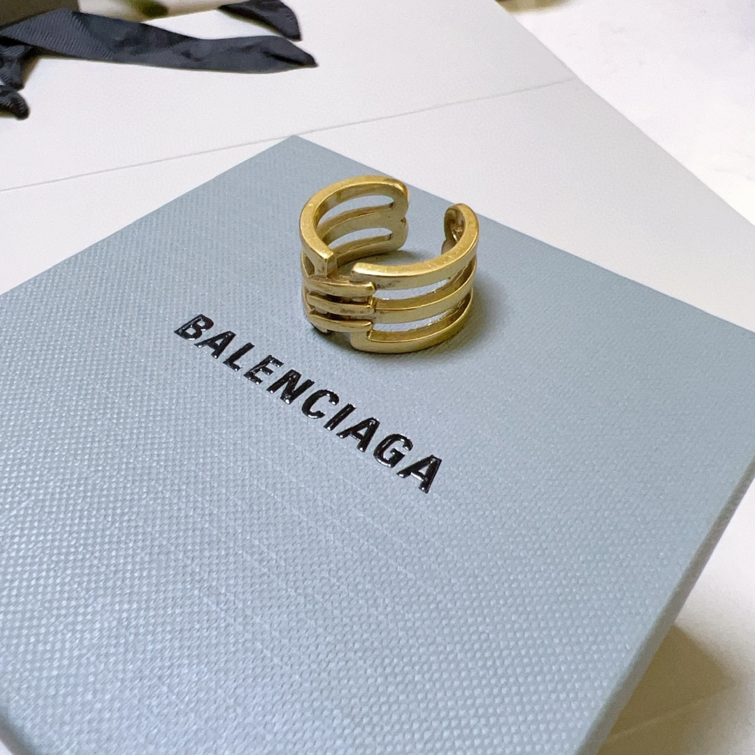 货🔹🔹新品 巴黎世家戒指 Balenciaga戒指🔹巴黎世家戒指款 设计独特 前卫 做旧复古处理 2