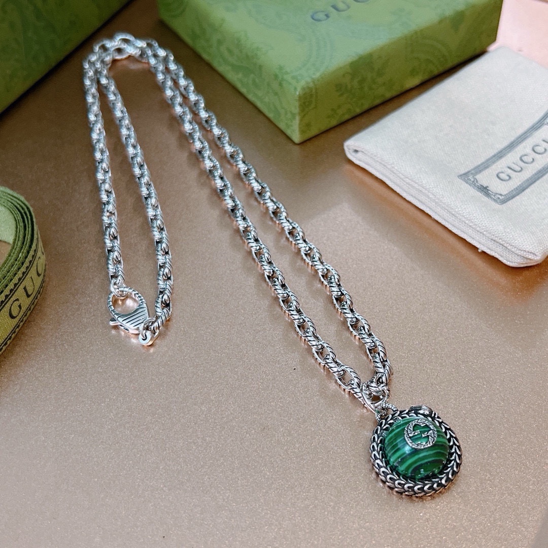 NO:108103,The first choice for Douyin sales. The latest model of Gucci necklace has a higher chain grade. Celebrity. The same style. Anger Forest series double G Gucci necklace. The chain length is 60 cm. The length can be changed. The details are used to treat the version. The non-market bright version is always available. Gucci is very easy to match with trendy clothes, fine accessories, gucci, necklace19860909批 抖音带货首选 古驰项链最新款链条档次更高明星同款Anger Forest系列双G古驰项链 链长60厘米可改长度 细节对版做旧处理 非市面亮面版型 这款一直在出 古驰里面热卖款 非常好搭配潮流衣服,饰品精品,gucci,necklace,Jewelry