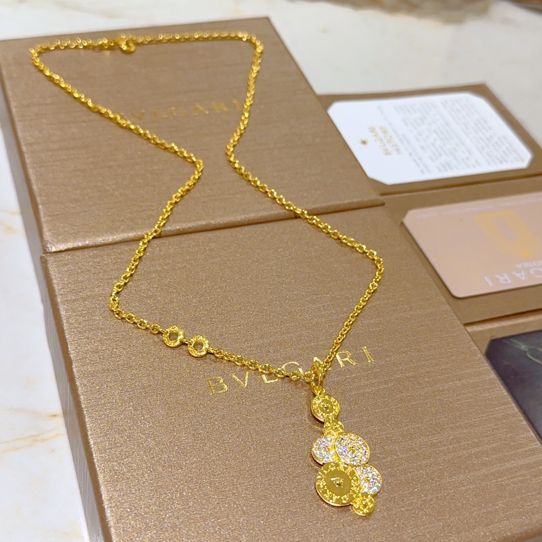 NO:108113,Bulgari necklace V gold material with logo.BVLGARI Bulgari DIVAS' DREAM snake head series Perfect appearance and invincible details. The unique color is completely impeccable, and it is decorated with a classic ring shape design. It is simple but elegant and eye-catching. The combination of gold makes the look more elegant and charming. The same style as men and women Bulgari necklace, jewelry boutique, bottega veneta, bvlgari, bvlgari, necklace, gold19860909批.宝格丽项链V金材质 带logo.BVLGARI宝格丽 DIVAS‘ DREAM 蛇头系列 品相完美,细节无敌,那种独特的色泽完全无可挑剔,再缀以经典指环外形设计,简约之余却又优雅夺目,黄金的组合更显气色,上身雅致动人.男女同款 宝格丽项链,饰品精品,bottega veneta,bvlgari,bvlgari,necklace,gold,Jewelry