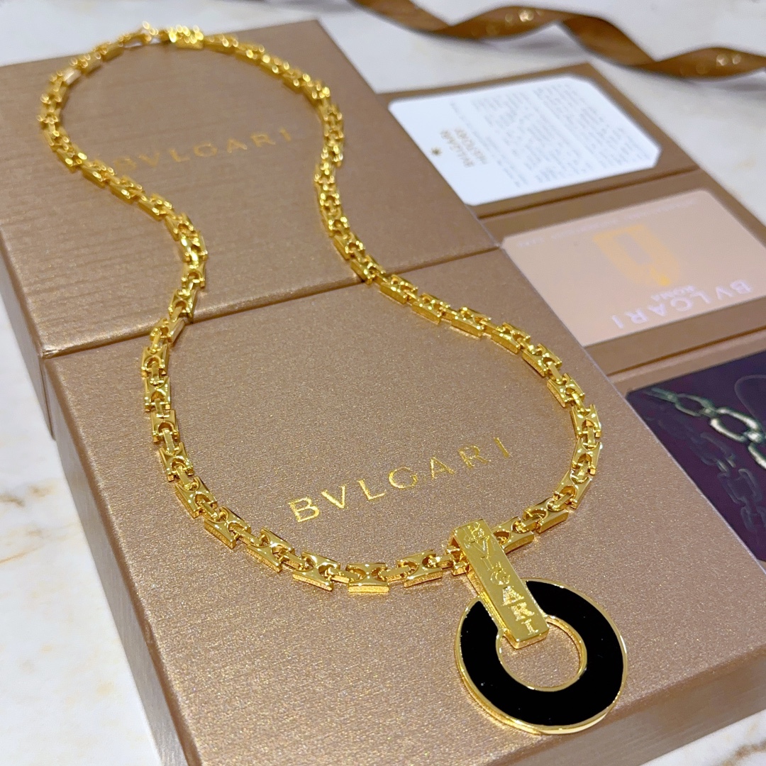 NO:108119,Bulgari necklace V gold material with logo.BVLGARI DIVAS' DREAM ceramic series. Perfect appearance and invincible details. The unique color is completely impeccable. It is decorated with a classic ring shape design. It is simple but elegant and eye-catching. The combination of platinum makes the complexion look more elegant and the upper body is elegant. The same style as men and women. Bulgari necklace, jewelry boutique, bottega veneta, bvlgari, bvlgari, necklace19860909批.宝格丽项链V金材质 带logo.BVLGARI宝格丽 DIVAS‘ DREAM 陶瓷系列 品相完美,细节无敌,那种独特的色泽完全无可挑剔,再缀以经典指环外形设计,简约之余却又优雅夺目,铂金的组合更显气色,上身雅致动人.男女同款 宝格丽项链,饰品精品,bottega veneta,bvlgari,bvlgari,necklace,Jewelry