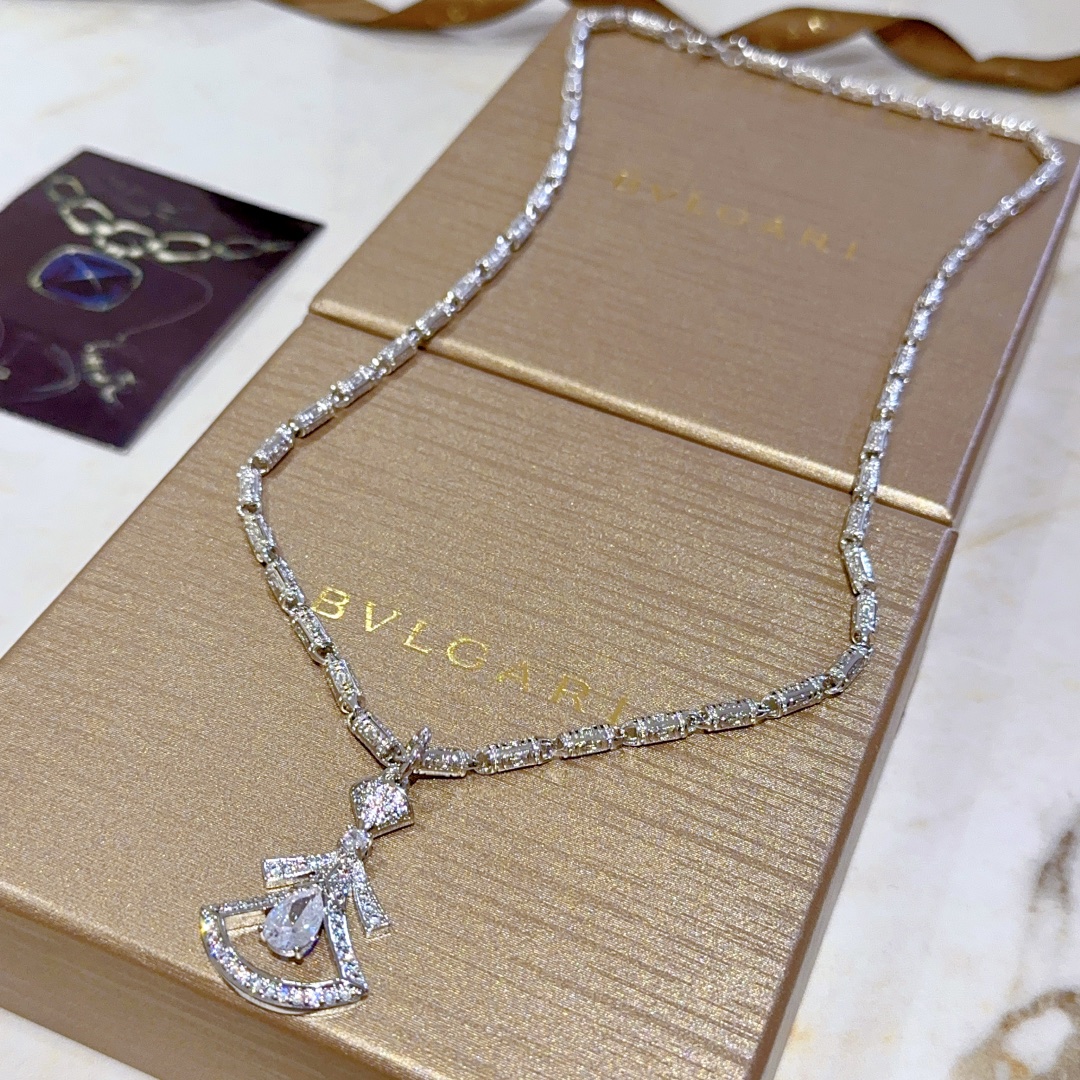 NO:108122,Bulgari necklace V gold material with logo.BVLGARI DIVAS' DREAM fan series perfect appearance and invincible details. The unique color is completely impeccable, and it is decorated with a classic ring shape design. It is simple but elegant and eye-catching. The combination of platinum makes the complexion look more elegant and the upper body is elegant and moving. The same style as men and women. Bulgari necklace, jewelry boutique, bottega veneta, bvlgari, bvlgari, necklace19860909批.宝格丽项链V金材质 带logo.BVLGARI宝格丽 DIVAS‘ DREAM 扇形系列 品相完美,细节无敌,那种独特的色泽完全无可挑剔,再缀以经典指环外形设计,简约之余却又优雅夺目,铂金的组合更显气色,上身雅致动人.男女同款 宝格丽项链,饰品精品,bottega veneta,bvlgari,bvlgari,necklace,Jewelry