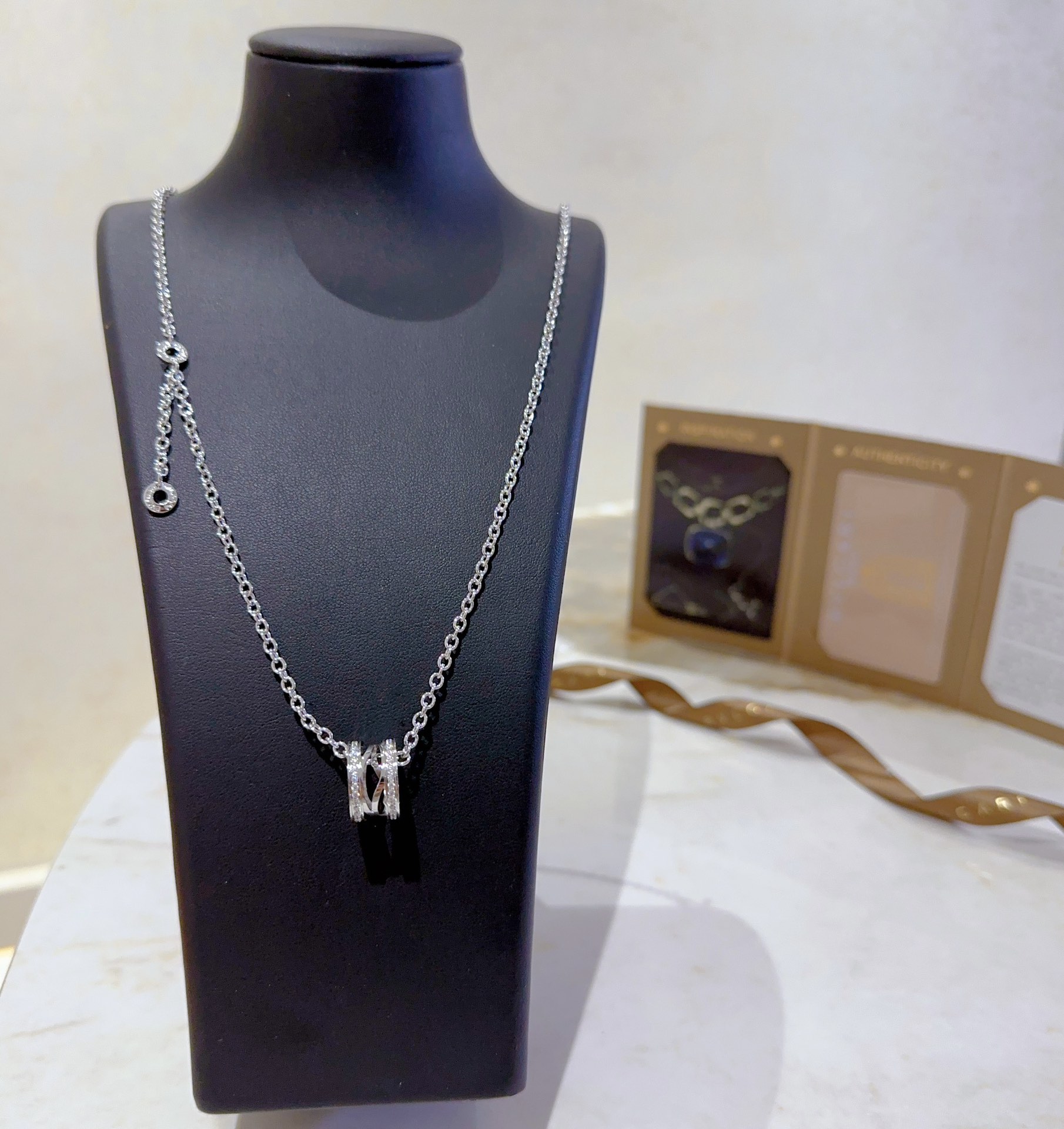 “BVLGARI Boulie DIVAS’ DREAM Necklace: Gold Material, Round Diamond, Elegant Design” - 图片 4