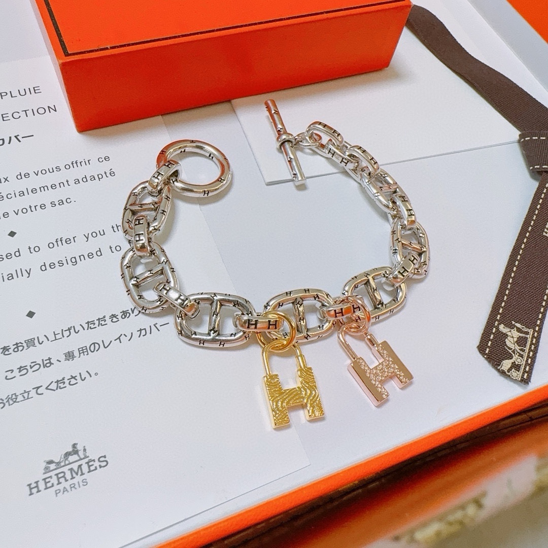 NO:108136,New Hermes bracelet thickened platinum version. High-end precision version [color] [color] Many internet celebrities have the same style. Hermes bracelets are so tested by the master's craftsmanship. It is not simple. [color] [color] High-end customization, same style for men and women. Hermes is popular. 1:1 super exquisite star. The same style k gold texture, and the high-end craftsmanship is created. It is really awesome to use, and the jewelry is boutique, hermes, bracelet19860909批.新款爱马仕手链加厚铂金版.高级精工版[色][色]众多网红同款 爱马仕手链太考验师傅的手艺了 要确保每个细节都到位不简单[色][色] 高端定制 男女同款 爱马仕火爆 1:1超精赞明星 同款 k金质感,精工高端工艺打造出炉. 上手真的赞爆,饰品精品,hermes,bracelet,Jewelry