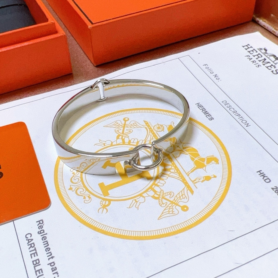 NO:108139,Critic. Hermes bracelets are so tested by the master's skills that you must ensure good details [color] [color] High-tech and high-end customization. The same style for men and women, both love Hermes. Bracelets are super exquisite and all kinds of male and goddesses. Celebrities. The same style. High-end material is gold-plated, and the texture of k gold is really good. The jewelry is boutique, hermes, bracelet, gold plating19860909批. 爱马仕手镯 太考验师傅的手艺了 要确保细节好[色][色] 技术高超高端定制 男女同款 都爱爱马仕火爆 手镯 超精赞各路男神女神 明星 同款 高端材质镀金,k金质感上手真的赞,饰品精品,hermes,bracelet,gold plating,Jewelry