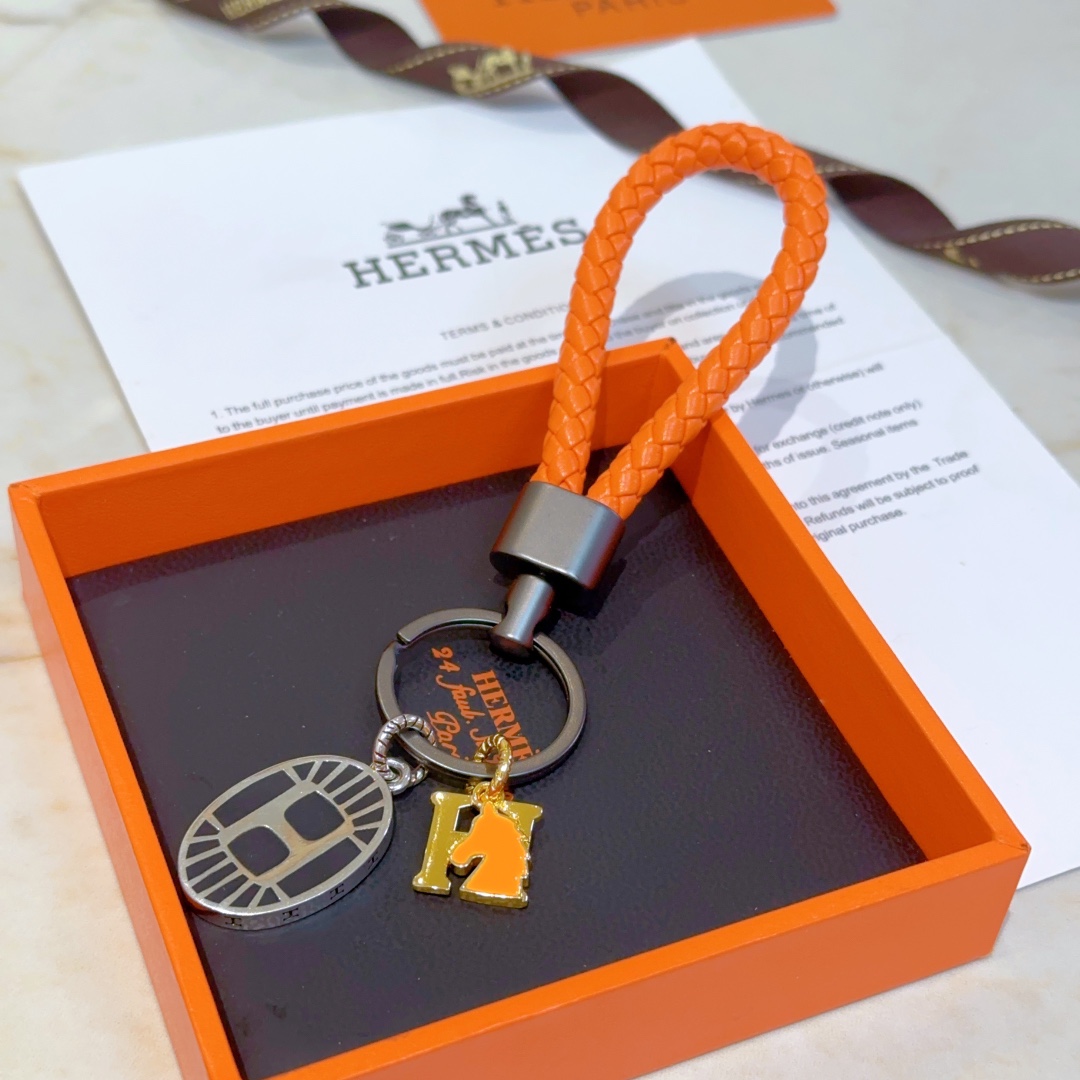 Luxurious Hermes Platinum Key with Customized Details for Men and Women - 图片 6