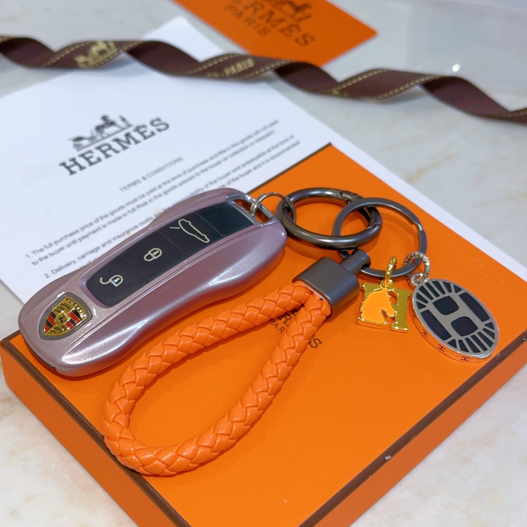 Luxurious Hermes Platinum Key with Customized Details for Men and Women - 图片 3
