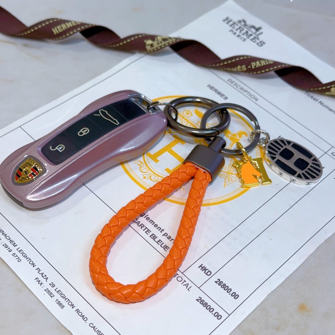 Luxurious Hermes Platinum Key with Customized Details for Men and Women - 图片 4