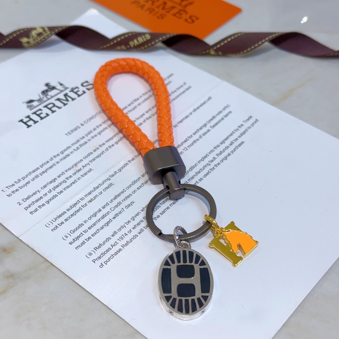 Luxurious Hermes Platinum Key with Customized Details for Men and Women - 图片 1