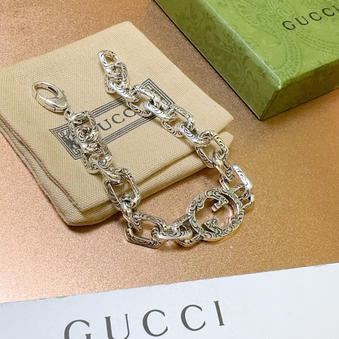 古驰推荐款2024最新出炉Gucci古驰手链最新款的经典款精致无论款式质感都是绝对的顶尖feel只要看一