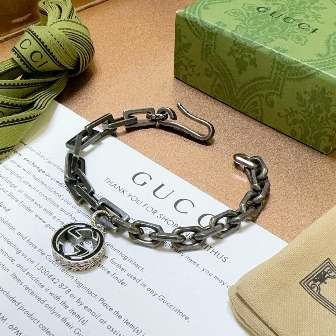 古驰新品手链出炉🌼 Gucci古驰手链最新款的经典款 精致无论款式 质感 都是绝对的顶尖feel 只要看一眼就懂了 认准花纹 超 nice 5