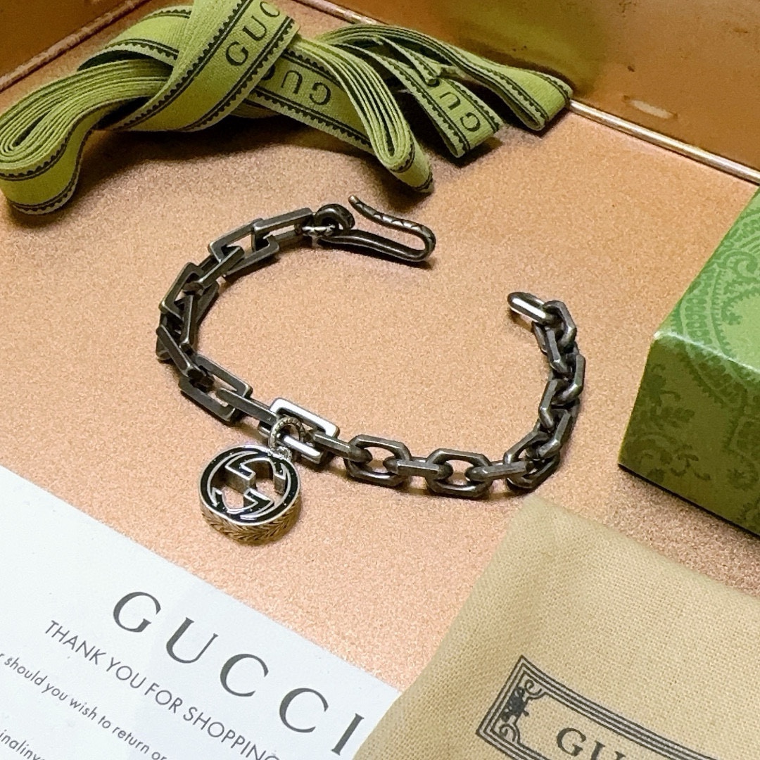 古驰新品手链出炉🌼 Gucci古驰手链最新款的经典款 精致无论款式 质感 都是绝对的顶尖feel 只要看一眼就懂了 认准花纹 超 nice 2