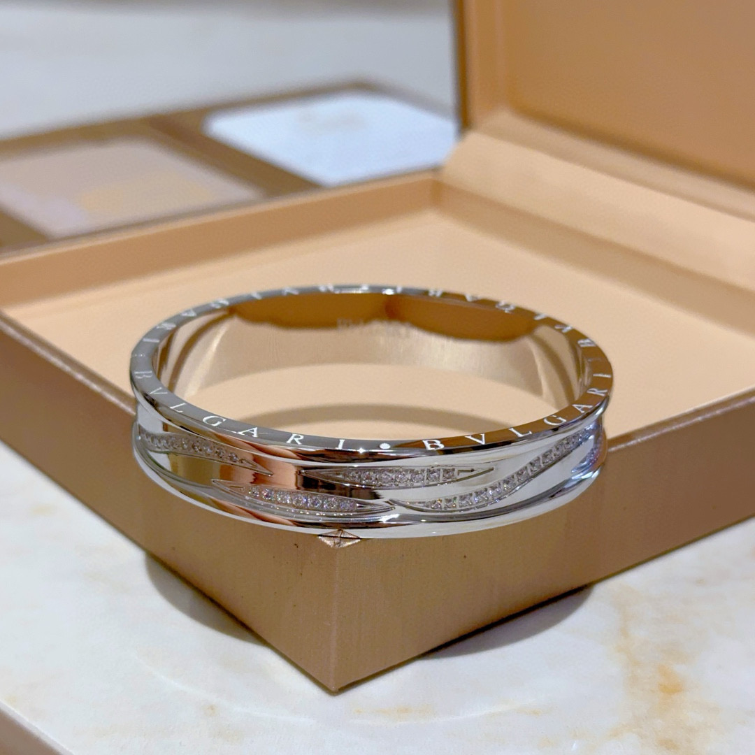 宝格丽手镯Serpenti Viper系列手镯,宝格丽手环V金材质 完美精心打磨,与金属边完美契合 2