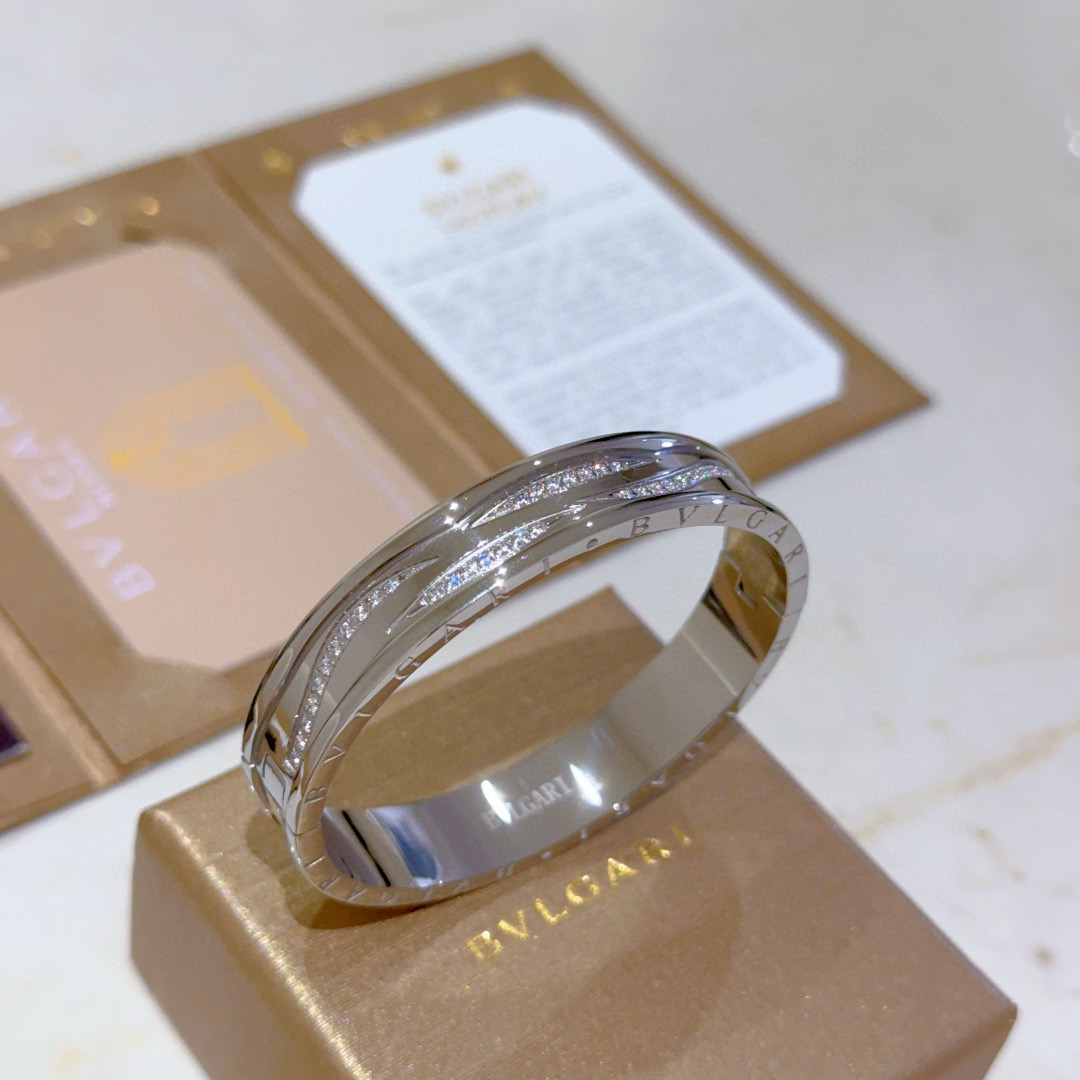宝格丽手镯Serpenti Viper系列手镯,宝格丽手环V金材质 完美精心打磨,与金属边完美契合 4