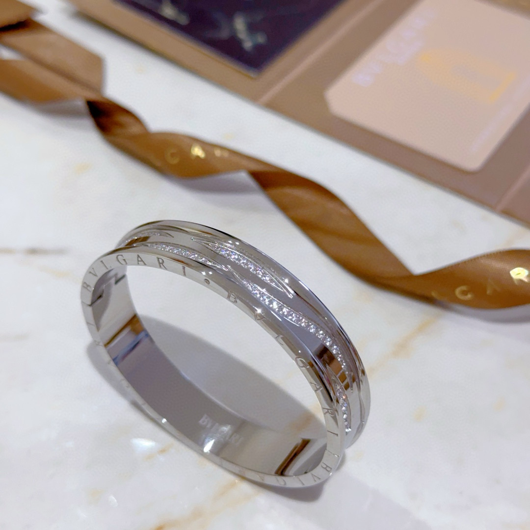 宝格丽手镯Serpenti Viper系列手镯,宝格丽手环V金材质 完美精心打磨,与金属边完美契合 5