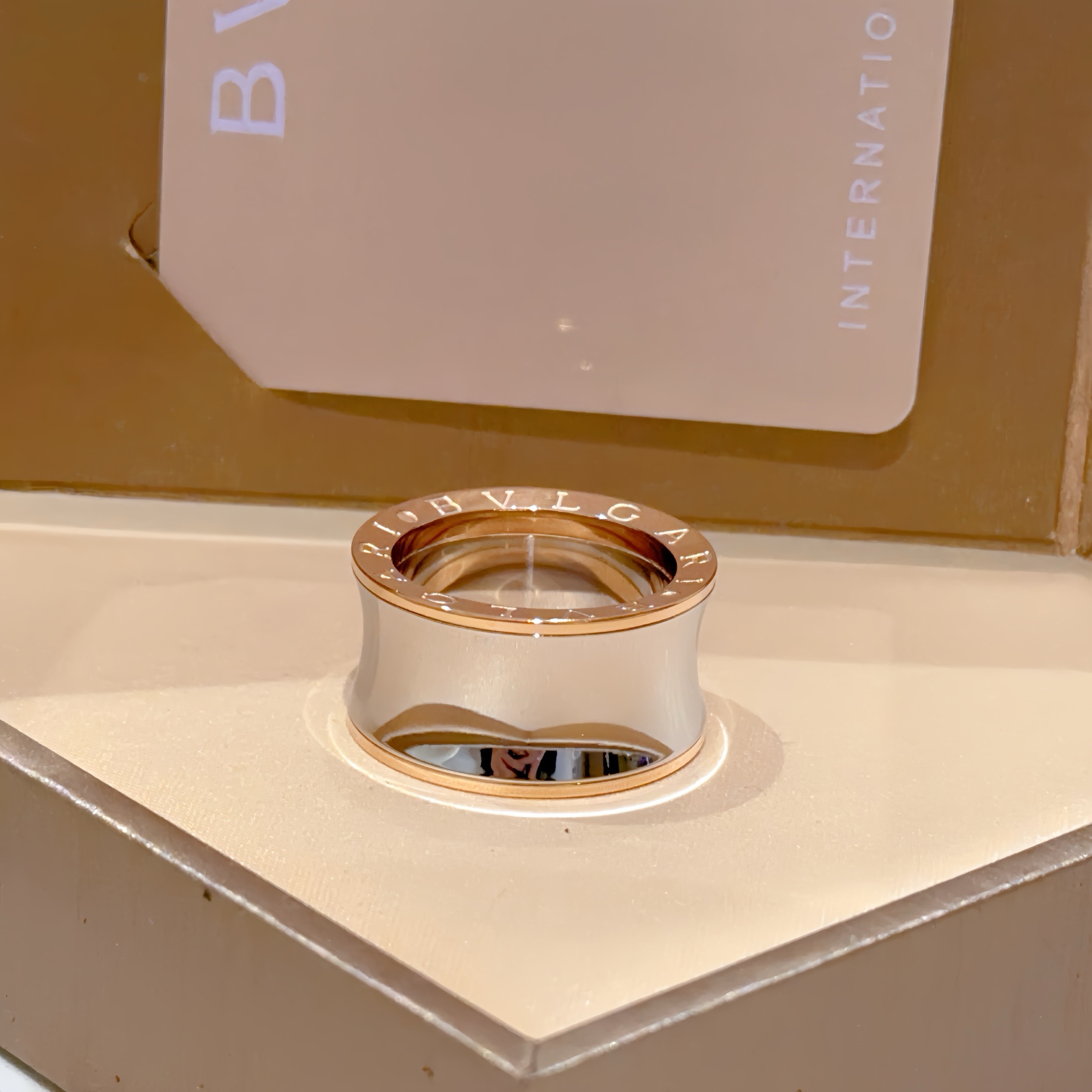 NO:108949,Bulgari ring V gold material with logo.BVLGARI Bulgari DIVAS' DREAM Middle rose gold and platinum edge color series Perfect appearance, invincible details, the unique color is completely impeccable, and is decorated with a classic ring shape design. It is simple but elegant and eye-catching. The combination of rose gold and brown ceramics makes the complexion more elegant and charming, and the upper body is elegant and moving. The same style as men and women Bulgari ring Number: 6789 10 11, jewelry quality, bottega veneta, bvlgari, bvlgari,ring19860909批.宝格丽戒指V金材质 带logo.BVLGARI宝格丽 DIVAS‘ DREAM 中间玫瑰金与白金边间色系列 品相完美,细节无敌,那种独特的色泽完全无可挑剔,再缀以经典指环外形设计,简约之余却又优雅夺目,玫瑰金棕陶瓷的组合更显气色,上身雅致动人.男女同款 宝格丽戒指 码数:6789 10 11,饰品精品,bottega veneta,bvlgari,bvlgari,ring,Jewelry