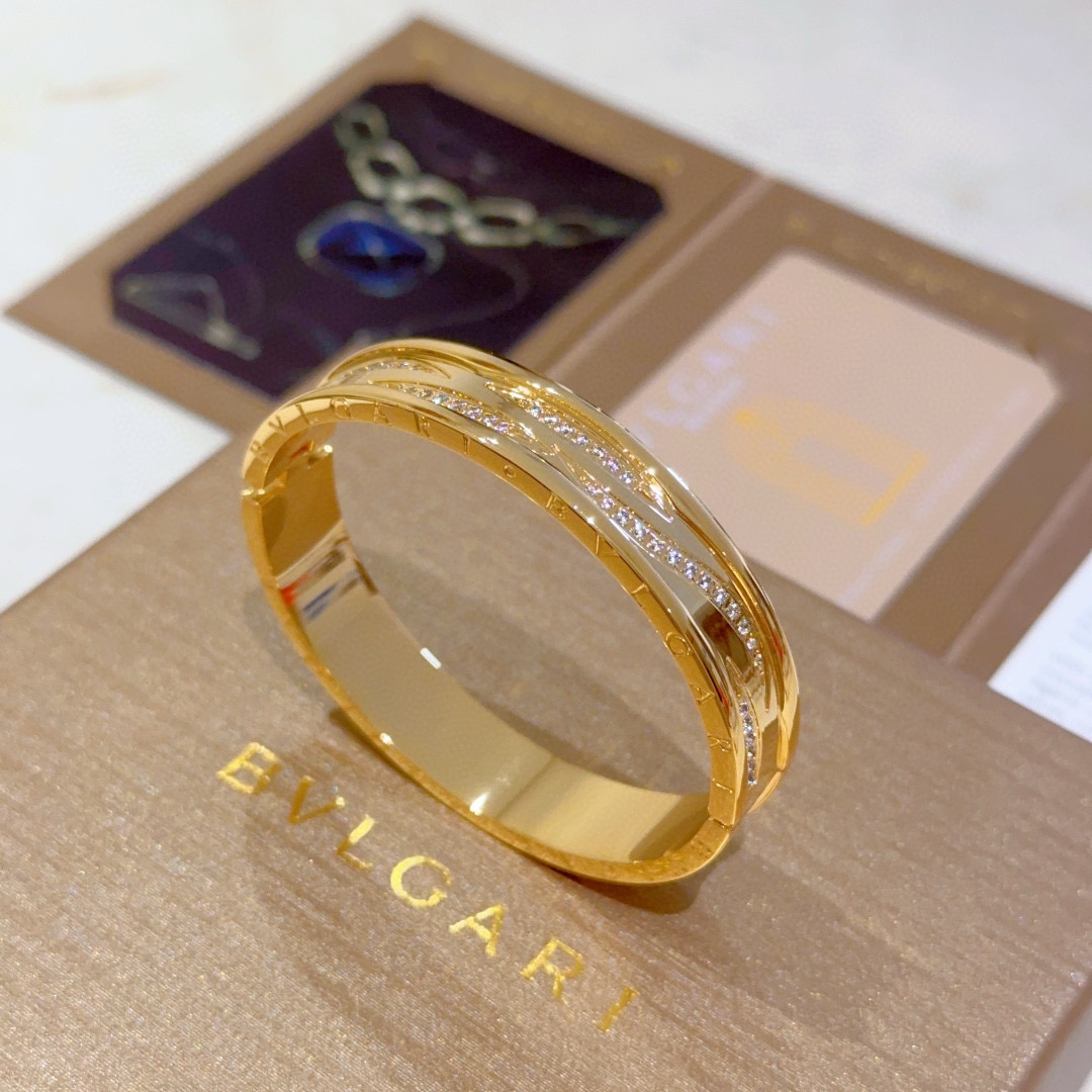 NO:108951,Bulgari bracelet Serpenti Viper series bracelet, Bulgari bracelet V gold material perfectly polished, perfectly fitting with the metal edge!  Full of temptation and charming sensibility, brilliant and luxurious, presenting an unparalleled beauty and power, giving you a new look, interpreting the inherent multi-faceted characteristics of the spiritual snake, spreading and bending, showing its elegant and extremely tempting beauty!  , jewelry bvlgari, bracelet19860909批.宝格丽手镯Serpenti Viper系列手镯,宝格丽手环V金材质 完美精心打磨,与金属边完美契合！充满诱惑和迷人的感性,璀璨奢华,呈现出中无与伦比的美感与力量,给你一个全新的面貌,诠释灵蛇固有的多面特质,蔓延弯曲,尽显其高雅而极具诱惑的美丽！,饰品精品,bvlgari,bracelet,Jewelry