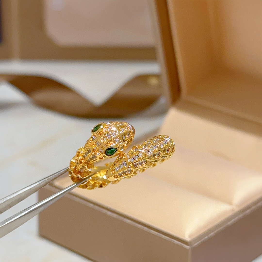 NO:108938,Bulgari necklace V gold material. BVLGARI DIVAS' DREAM series. Perfect appearance and invincible details. The unique color is completely impeccable. It is decorated with a classic ring shape design. It is simple but elegant and eye-catching. The combination of rose gold diamonds inlaid with diamonds makes the look more elegant and charming. The same style as men and women. Bulgari rings, jewelry boutiques, bottega veneta, bvlgari, bvlgari, necklace, ring19860909批.宝格丽项链V金材质.BVLGARI宝格丽 DIVAS‘ DREAM 系列 品相完美,细节无敌,那种独特的色泽完全无可挑剔,再缀以经典指环外形设计,简约之余却又优雅夺目,玫瑰金镶嵌钻石的组合更显气色,上身雅致动人.男女同款 宝格丽戒指,饰品精品,bottega veneta,bvlgari,bvlgari,necklace,ring,Jewelry