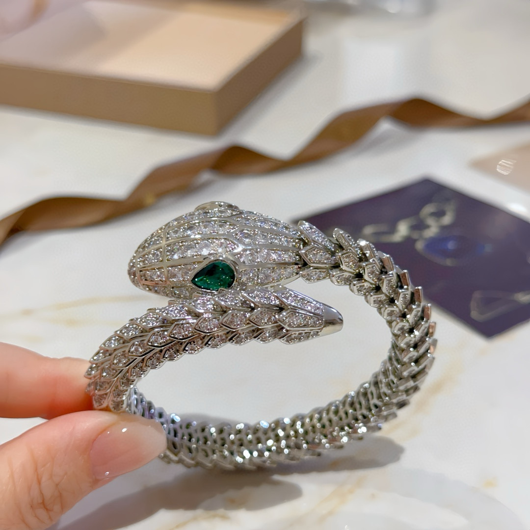 NO:108940,Bulgari Bracelet Serpenti Viper Series Serpenti Snake Bone Bracelet, made of V gold, perfectly polished, perfectly fitted with the metal edges!  Full of temptation and charming sensibility, the dazzling luxury of diamonds presents an unparalleled beauty and power, giving you a new look, interpreting the inherent multi-faceted characteristics of the spiritual snake, spreading and bending, showing its elegant and extremely tempting beauty!  , jewelry bvlgari, bracelet19860909批.宝格丽手镯Serpenti Viper系列间蛇骨手镯,V金材质 完美精心打磨,与金属边完美契合！充满诱惑和迷人的感性,钻石的璀璨奢华,呈现出中无与伦比的美感与力量,给你一个全新的面貌,诠释灵蛇固有的多面特质,蔓延弯曲,尽显其高雅而极具诱惑的美丽！,饰品精品,bvlgari,bracelet,Jewelry