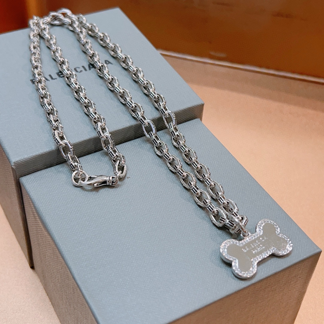 Balenciaga luxury necklace 4