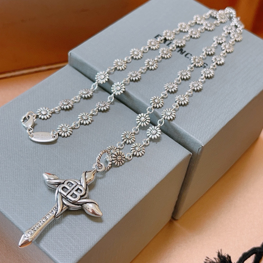 Balenciaga luxury necklace 8