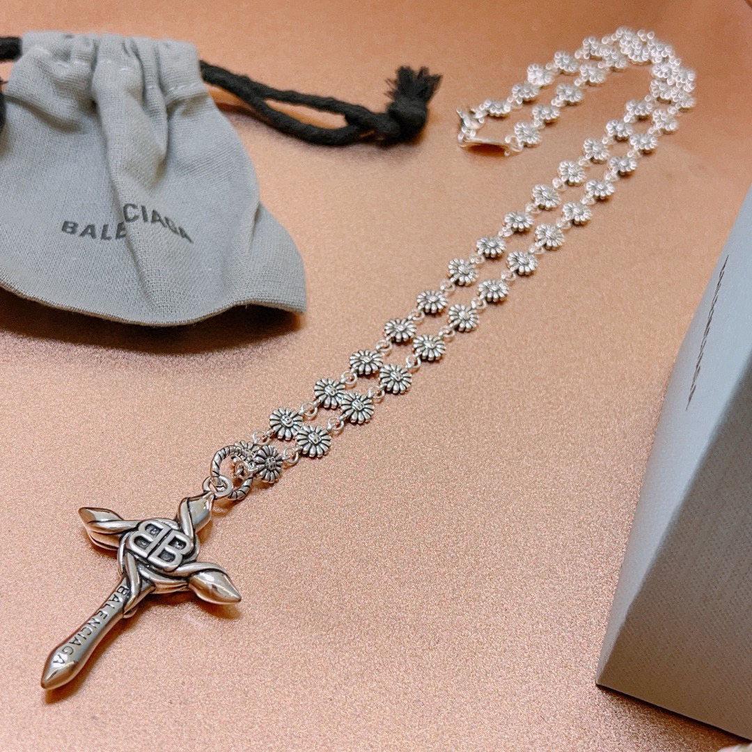Balenciaga luxury necklace 2
