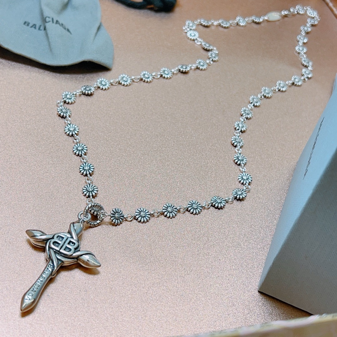 Balenciaga luxury necklace 5