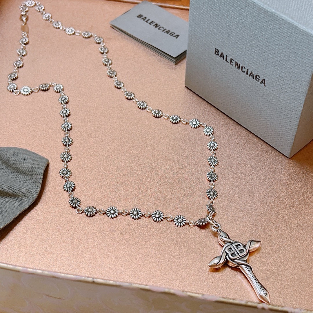 Balenciaga luxury necklace 4