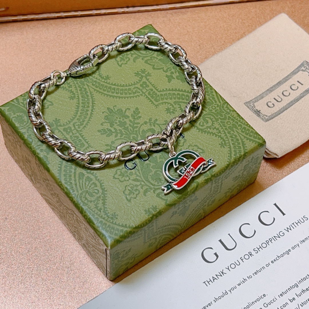 古驰新品手链出炉🌼 Gucci古驰手链最新款的经典款 精致无论款式 质感 都是绝对的顶尖feel 只要看一眼就懂了 认准花纹logo链身 9