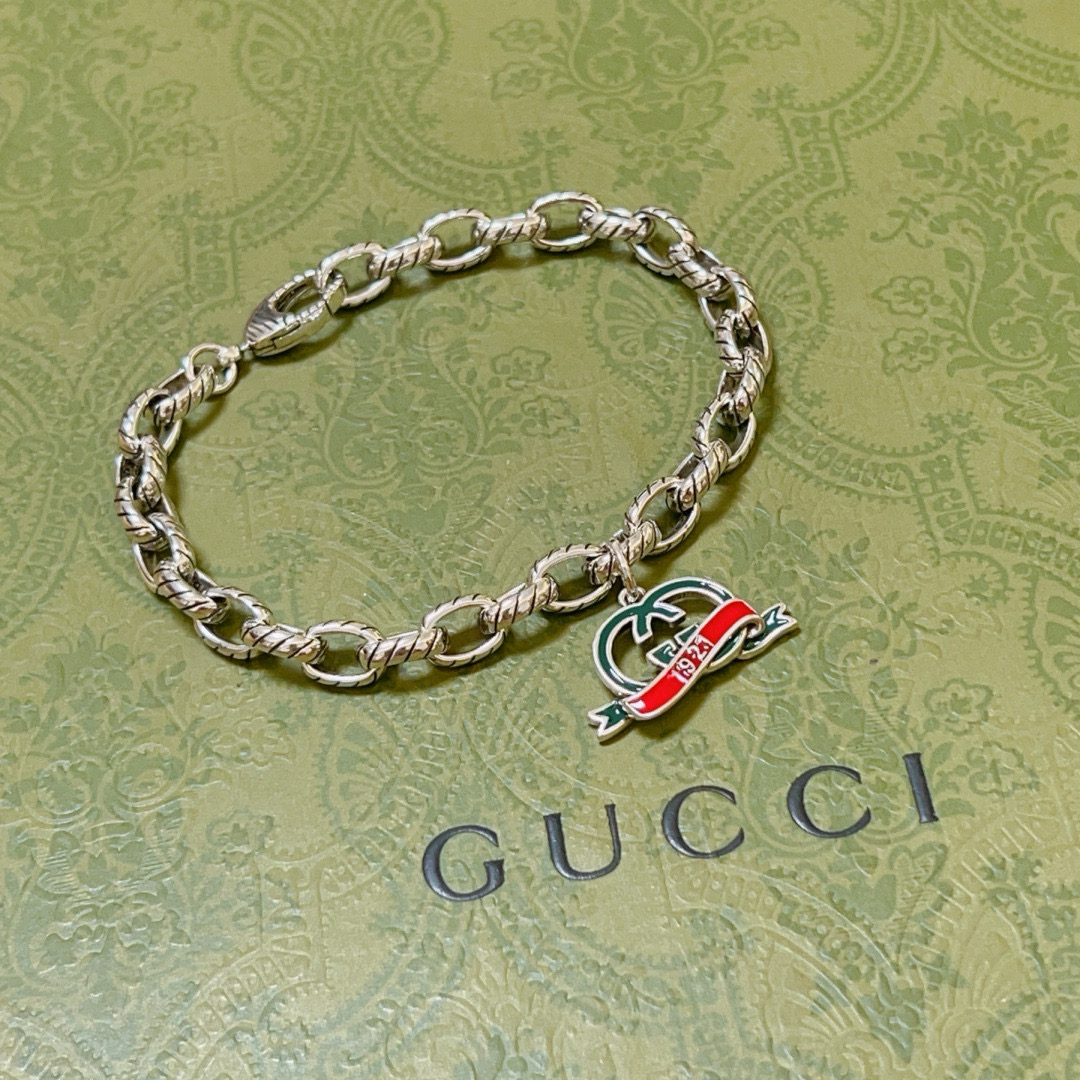 古驰新品手链出炉🌼 Gucci古驰手链最新款的经典款 精致无论款式 质感 都是绝对的顶尖feel 只要看一眼就懂了 认准花纹logo链身 2