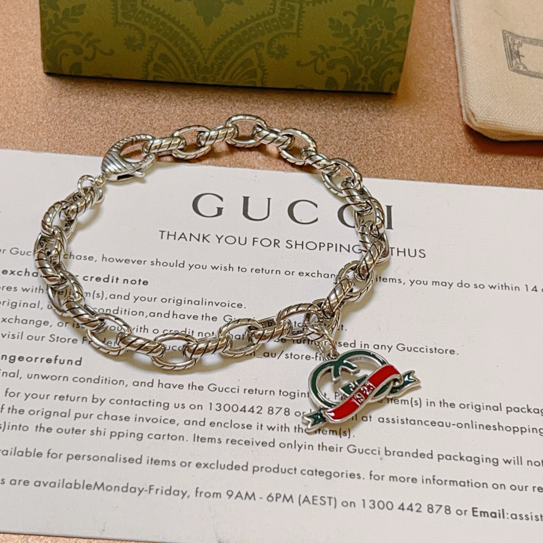古驰新品手链出炉🌼 Gucci古驰手链最新款的经典款 精致无论款式 质感 都是绝对的顶尖feel 只要看一眼就懂了 认准花纹logo链身 5