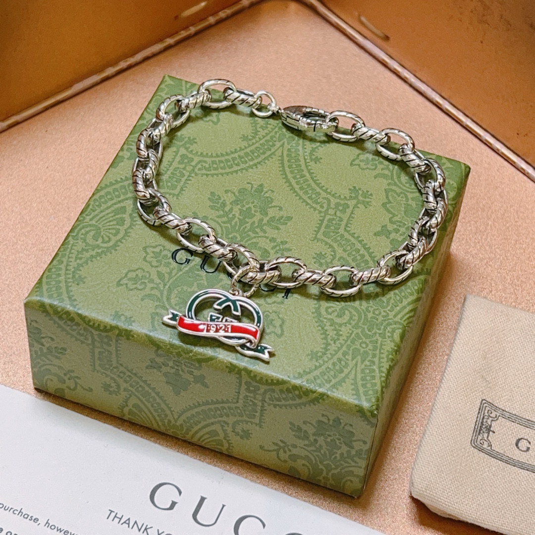 古驰新品手链出炉🌼 Gucci古驰手链最新款的经典款 精致无论款式 质感 都是绝对的顶尖feel 只要看一眼就懂了 认准花纹logo链身 6