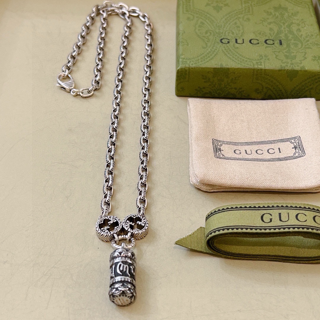 NO:109355,The latest model of Gucci necklace (Yaoyue style) has a higher chain grade and the same style. It took more than a month to make it exquisitely and meticulously handmade to create the perfect latest style. Anger Forest series double G Gucci necklace. The chain length is 60 cm and can be changed to length. Details are used to treat the version. Non-market glossy style. This model has been released. Gucci is very good at matching trendy clothes, jewelry quality, gucci, necklace19860909批(耀越款)古驰项链最新款链条档次更高明星同款.花了一个多月做出来精工细致纯手工打造完美的最新款式 Anger Forest系列双G古驰项链 链长60厘米可改长度 细节对版做旧处理 非市面亮面版型 这款一直在出 古驰里面热卖款 非常好搭配潮流衣服,饰品精品,gucci,necklace,Jewelry