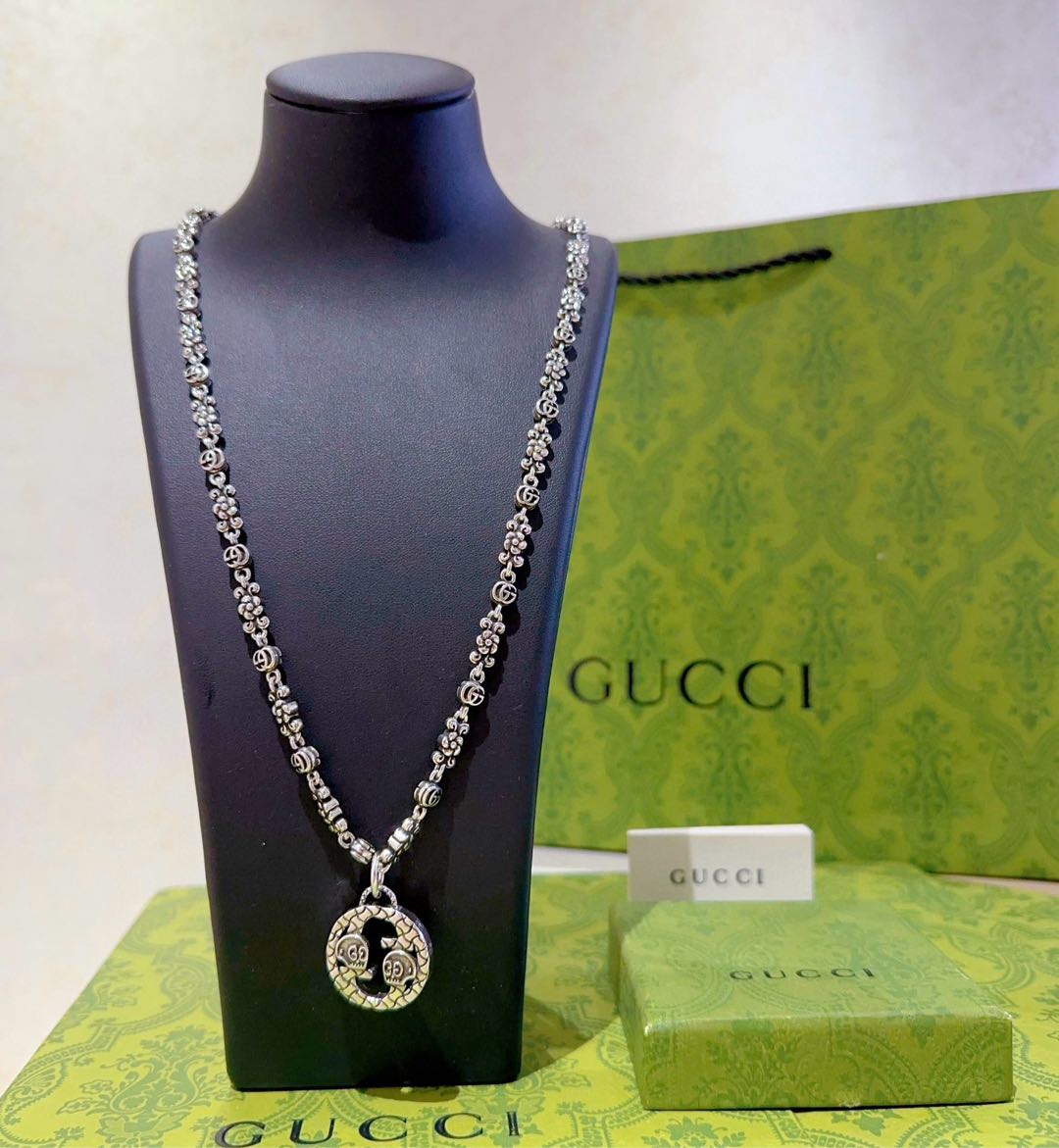 NO:109338,Comment: Too handsome. Gucci Necklace 2025 latest chain grade is higher. Stars have the same classic style. Anger Forest series double G Gucci Necklace. Details are used to treat the version. Non-market glossy style. This model has been released. Gucci is very easy to match with trendy clothes, jewelry quality, gucci, necklace19860909批 太帅啦 古驰项链2025最新款链条档次更高明星同款经典款Anger Forest系列双G古驰项链 细节对版做旧处理 非市面亮面版型 这款一直在出 古驰里面热卖款 非常好搭配潮流衣服,饰品精品,gucci,necklace,Jewelry