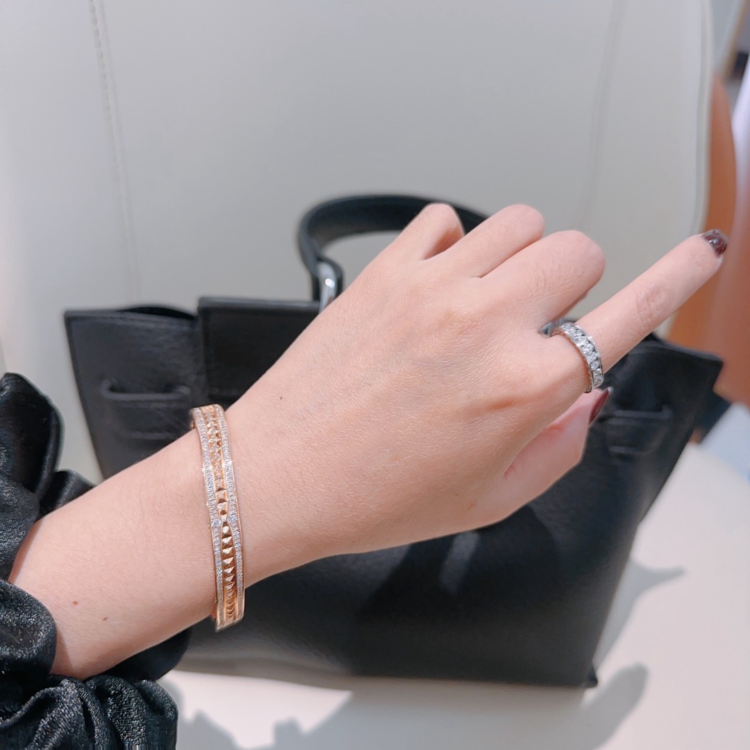 Luxurious Viper Series Bracelet: Polished V Gold with Seductive Glamour and Power - 图片 9