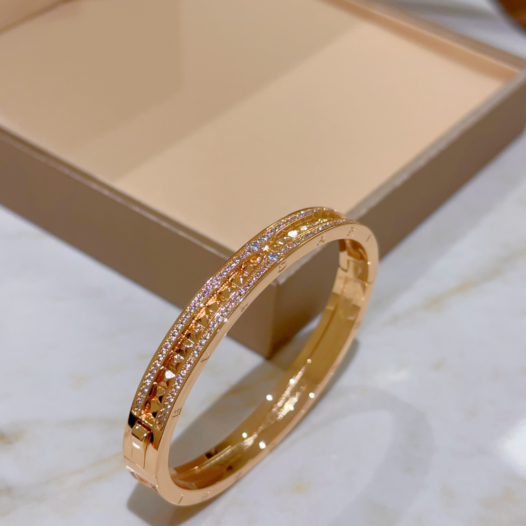 Luxurious Viper Series Bracelet: Polished V Gold with Seductive Glamour and Power - 图片 2