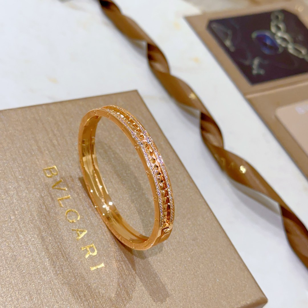 Luxurious Viper Series Bracelet: Polished V Gold with Seductive Glamour and Power