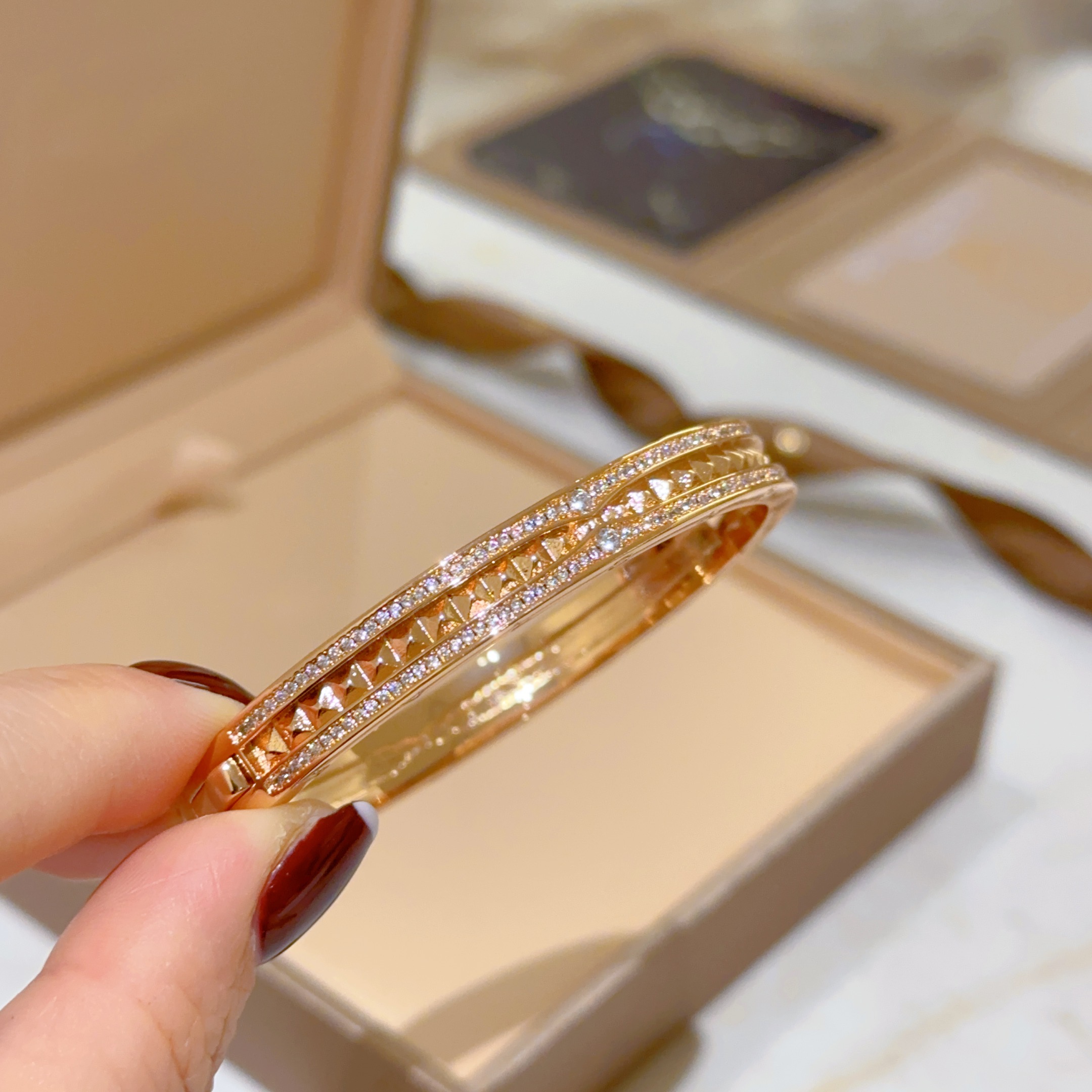 Luxurious Viper Series Bracelet: Polished V Gold with Seductive Glamour and Power - 图片 7
