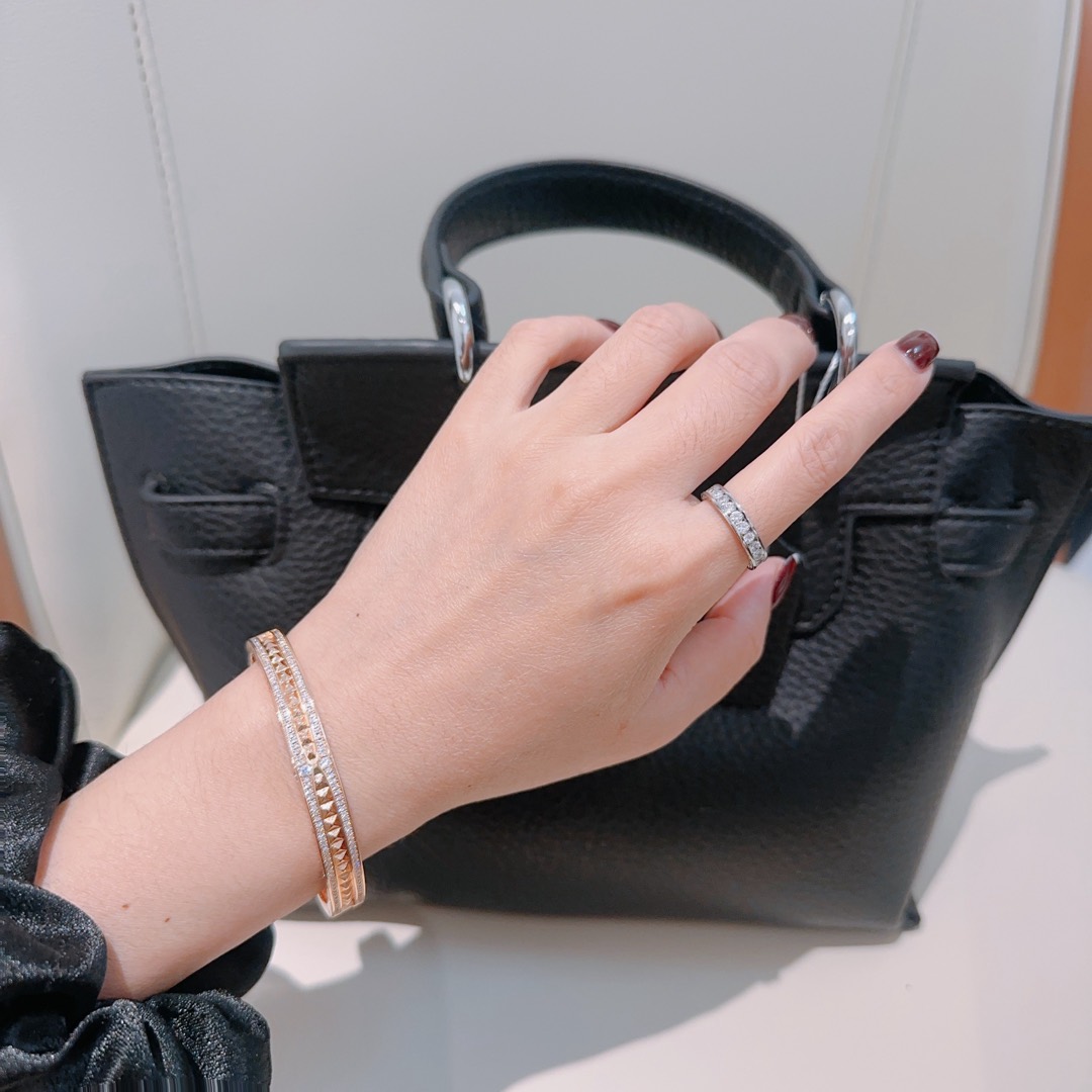 Luxurious Viper Series Bracelet: Polished V Gold with Seductive Glamour and Power - 图片 3