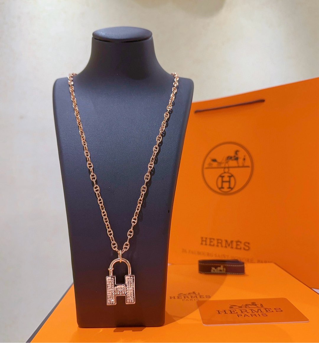 NO:110478,HERMES Hermes necklace, H letter oval series jewelry, imported enamel plated, pig nose chain classic matching, clear logo on the edge, new products, simple and fashionable counter consistent, hot products, unique design, avant-garde, must-have for men and women!  , jewelry boutique, hermes, hermes, necklace19860909批 HERMES 爱马仕项链 H字母椭圆系列首饰 进口珐琅镀.猪鼻子链条经典搭配 边上logo清晰,新品 简单时尚专柜一致 火爆款出货 设计独特 前卫 男女必备款！,饰品精品,hermes,hermes,necklace,Jewelry