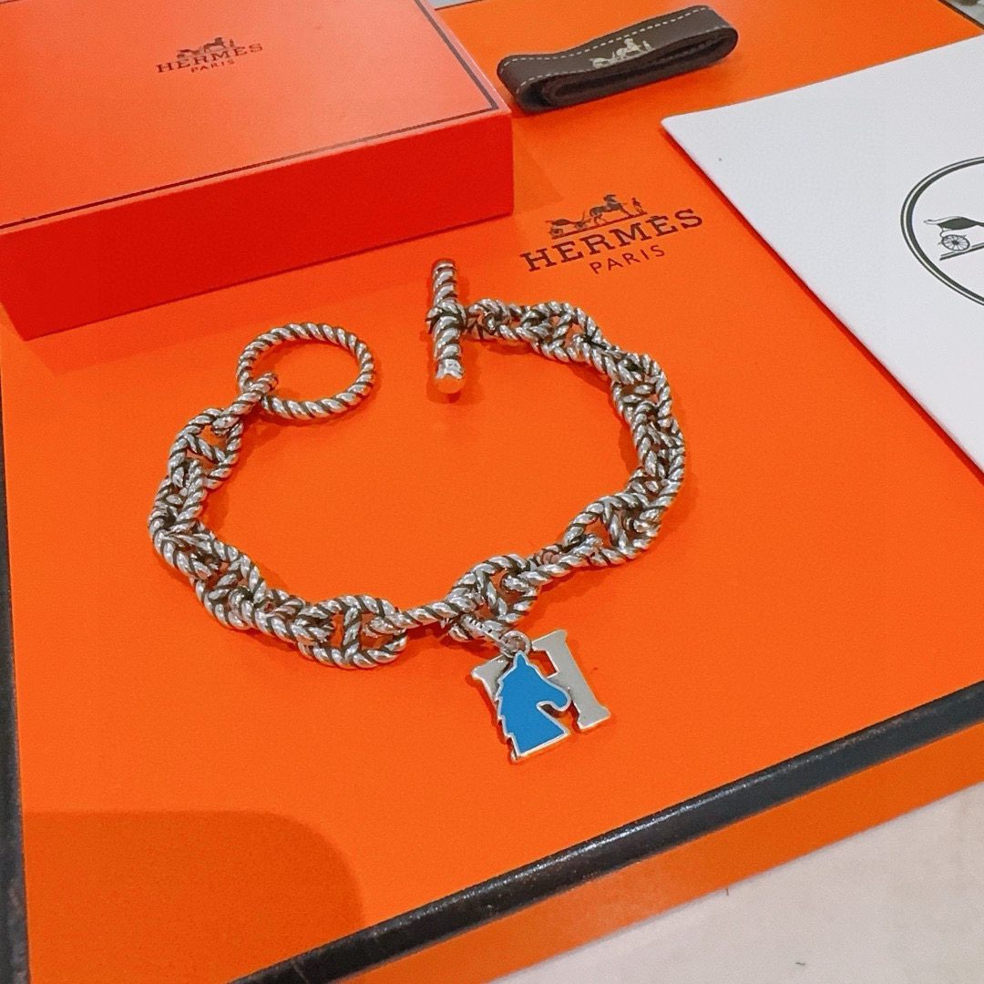 NO:110482,Bill. New Hermes bracelet thickened version, Platinum version. High-end precision version [color][color] Many internet celebrities have the same style. Hermes bracelets are so tested by the master's craftsmanship. It is not simple to ensure that every detail is in place. High-end customization, men and women, Hermes is popular 1:1 super exquisite star. The same k-gold texture, precision high-end craftsmanship is created. I really like the number of numbers 18.20. 22. 24cm, jewelry quality, hermes, bracelet19860909批.新款爱马仕手链加厚版 铂金版.高级精工版[色][色]众多网红同款 爱马仕手链太考验师傅的手艺了 要确保每个细节都到位不简单[色][色] 高端定制 男女同款 爱马仕火爆 1:1超精赞明星 同款 k金质感,精工高端工艺打造出炉. 上手真的赞爆码数18.20. 22. 24cm,饰品精品,hermes,bracelet,Jewelry